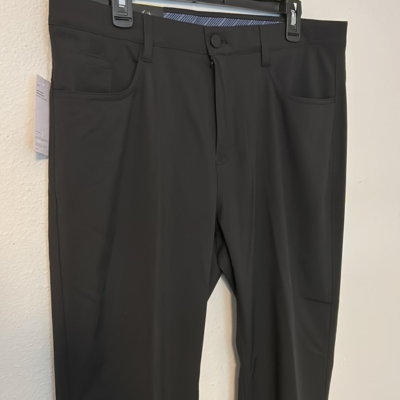 NWT Roundtree & York Performance Tech Flat Front pants. Men’s size 36x32. - Picture 3 of 8